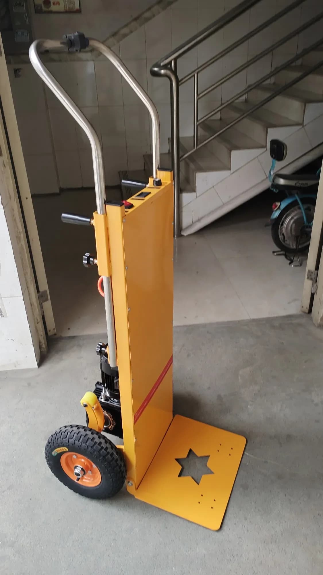 350KG 400KG Electric Stair Climber Cart Up And Down Stairs Stair Climbing Machine With Battery Heavy Goods Handling Machine