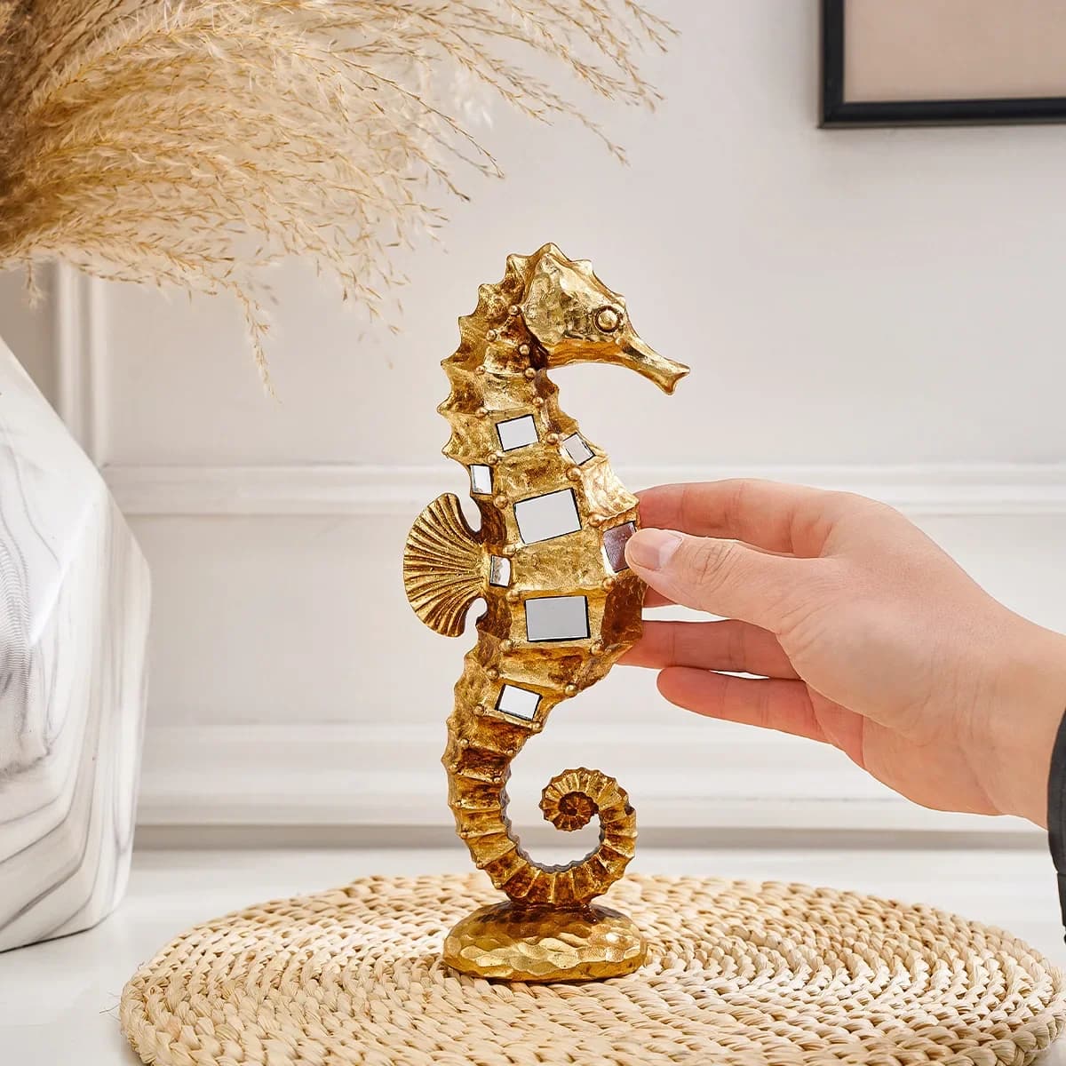 Golden Seahorse Resin Sculpture Nautical Decoratives Statue with Mirrored Accents Desktop Ornaments Coastal Home Ornaments Gifts