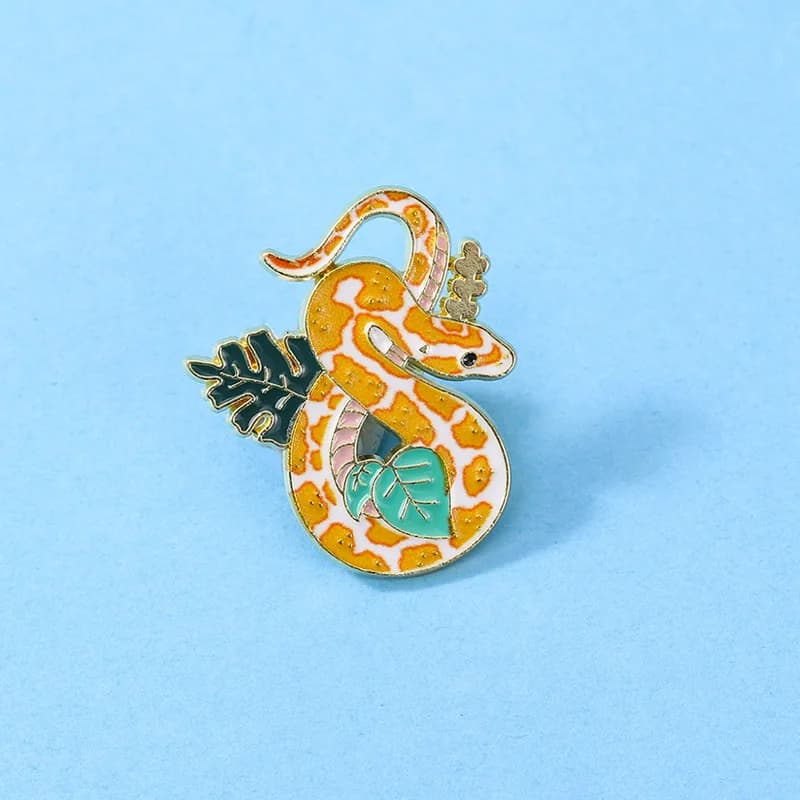 New Golden Snake Shape Brooch Metal Badge Oil Dropped Printed Pin for DIY Clothes Bags Hat Scarf T-shirt Jeans Decoration