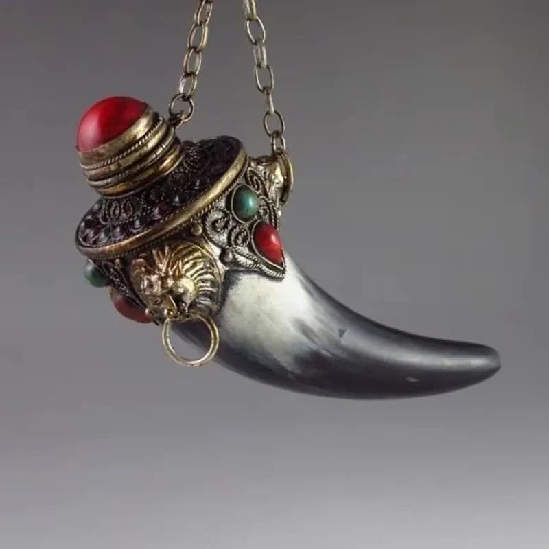 Elaborate Chinese Old Hand-carved Artificial Ox-Horn Snuff Bottle Inlaid with Copper statue and colorful beads
