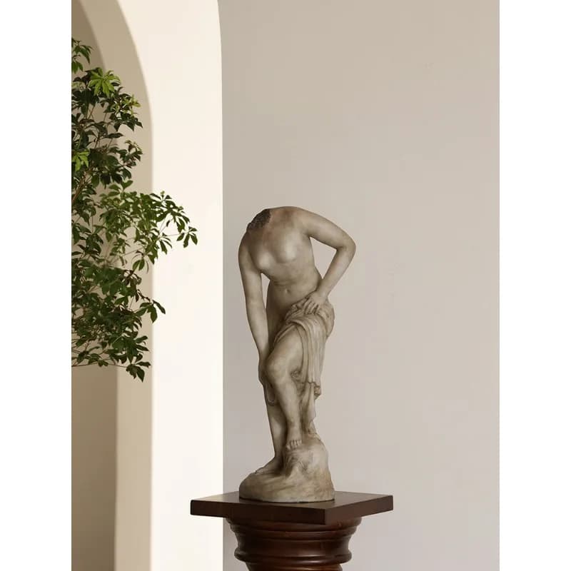 Retro model house villa, landing at the bottom of the entrance stairs, jewelry ornaments