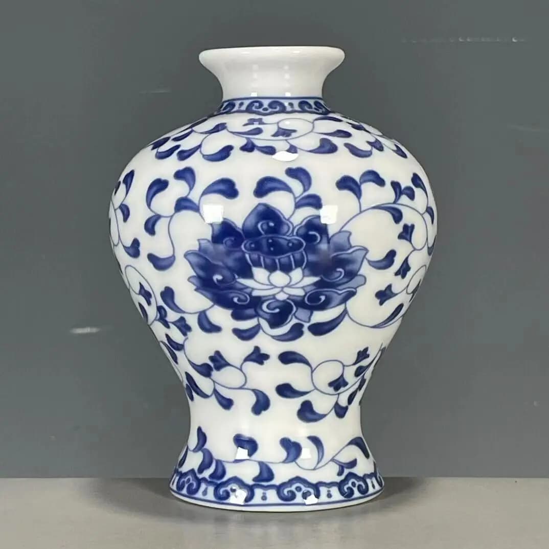 Exquisite Traditional Chinese Ceramic Blue and White Porcelain Flower Pattern Vase