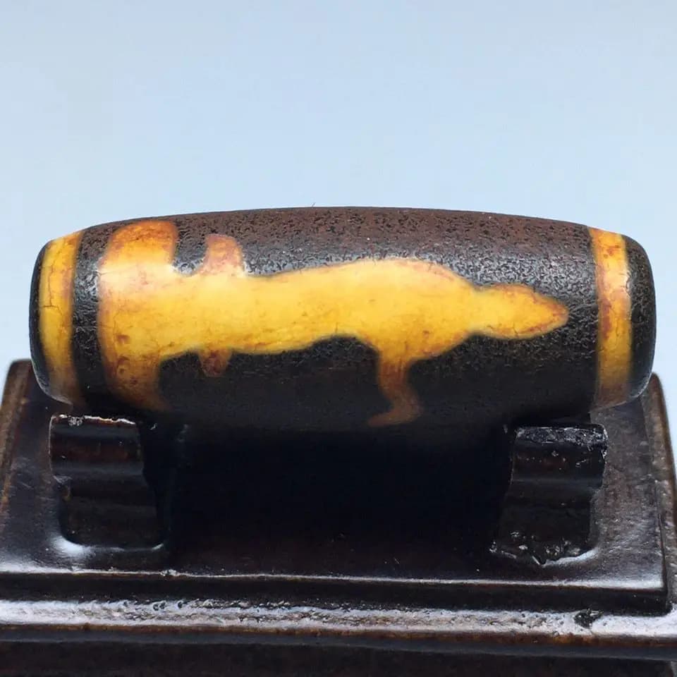 Tibetan best Guanyin dragon pattern old dzi bead, size: 39.2 × 14.8 or so, material: agate chalcedony