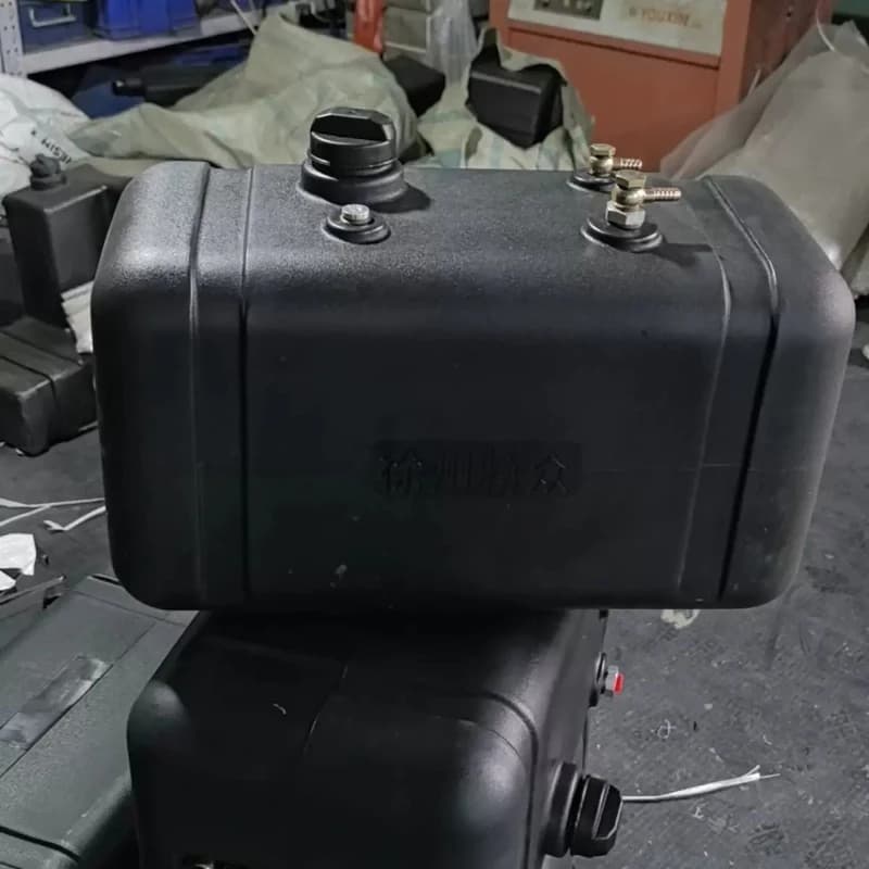 Tractor refueling modified plastic fuel tank, plastic fuel tank agricultural vehicle