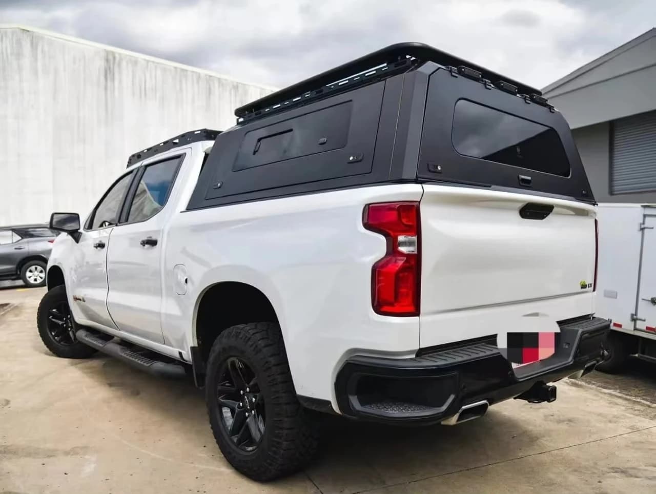JMC Vigus Plus Customized Black Pickup Truck Canopy High Quality Manganese Steel Waterproof Key Locking Aluminum Navara Ranger