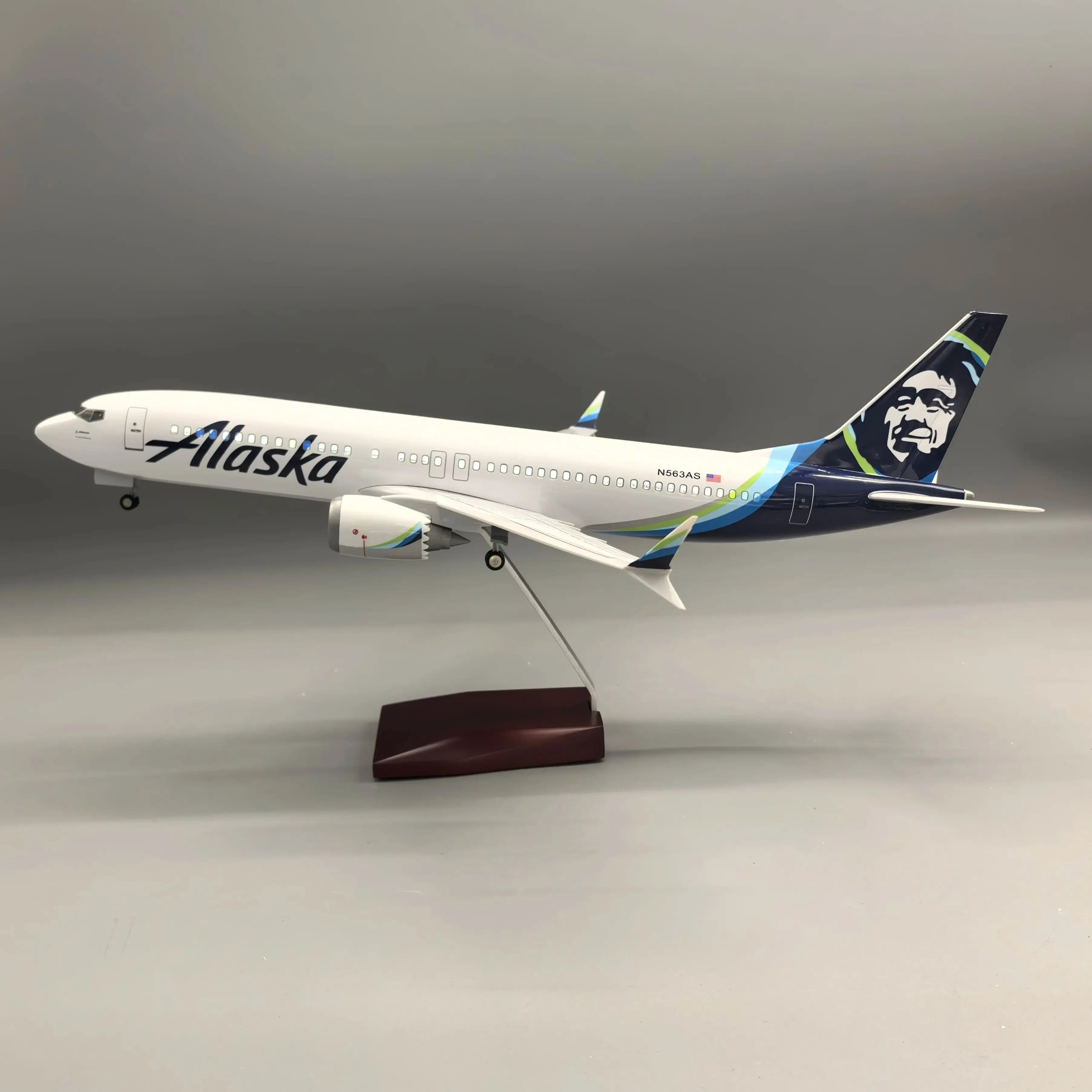 B737 MAX Alaska Airways Aircraft Model 1:85 Scale 737 47CM with Base Landing Gear Resin Aircraft Ornament For Collection