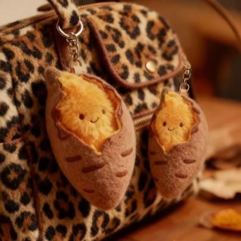 New Cartoon Roasted Sweet Potato Plush Bag Pendant, Creative and Cute Keychain, A Birthday Gift for Friends, Kawaii Decor Doll