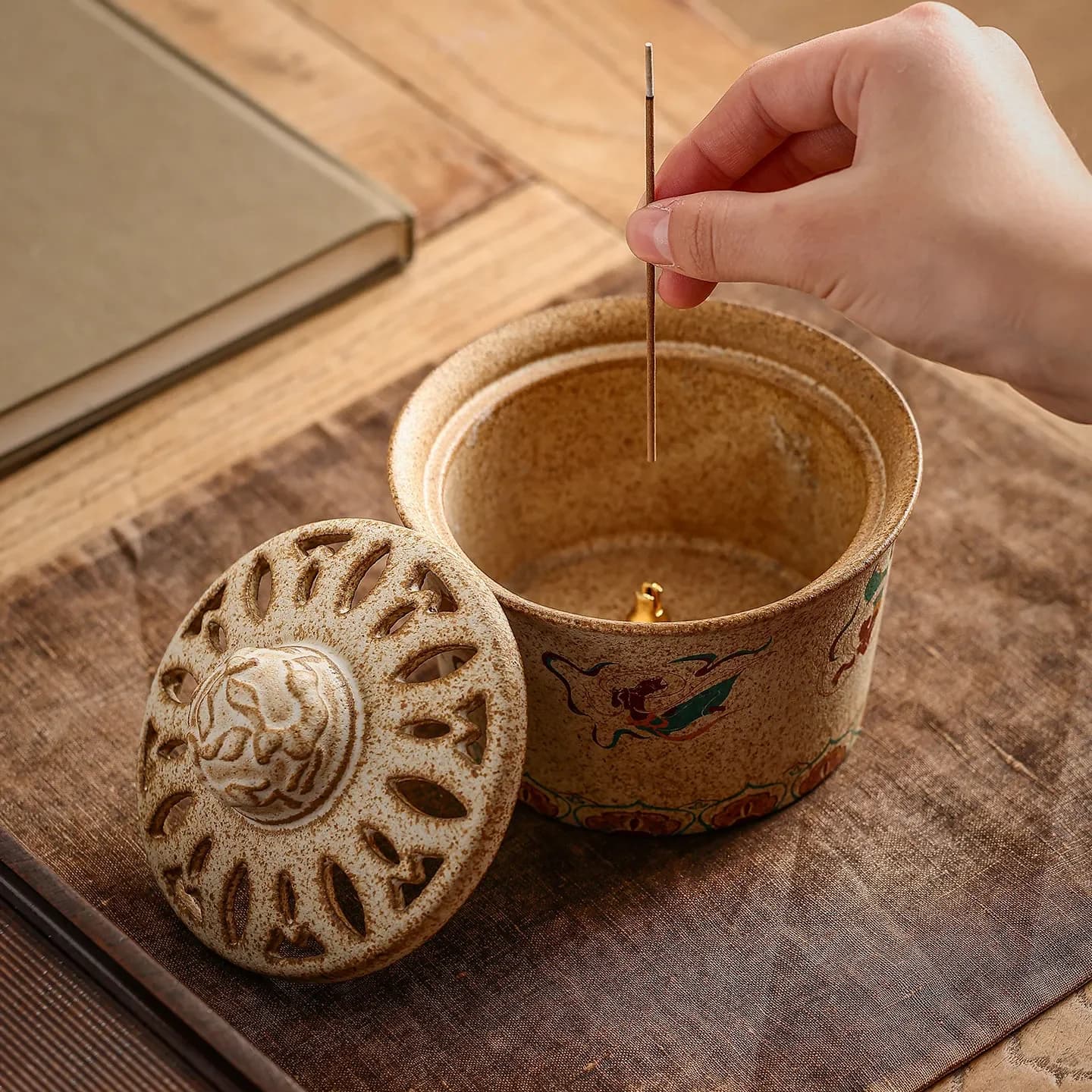 Rustic Ceramic Incense Burner Hand-Painted Retro Chinese Censer Hollow Lid For Incense Stick Coil Tea Table Meditation Decor