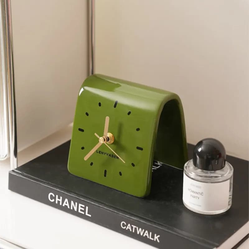 MOMO Creative Desktop Ornaments Ceramic Clock Decorations Living Room Bedroom Bedside Mute Fashion Seat Clock