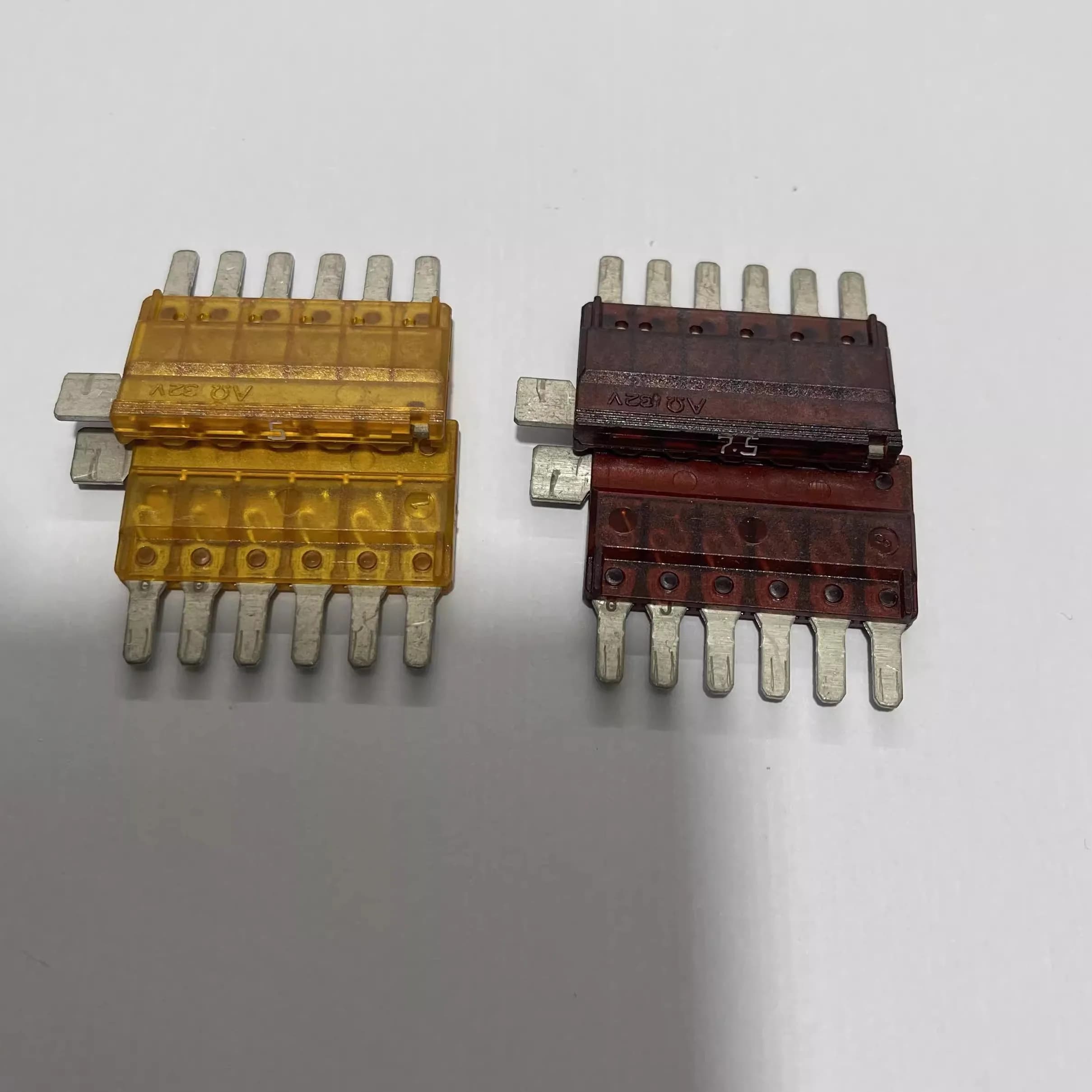 1pcs For Mercedes-Benz S-Class 5A 7.5A 6-pin fuse holder