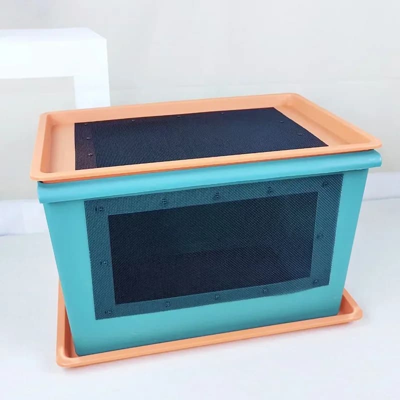 Special feeding box for crickets, ventilated plastic breeding box