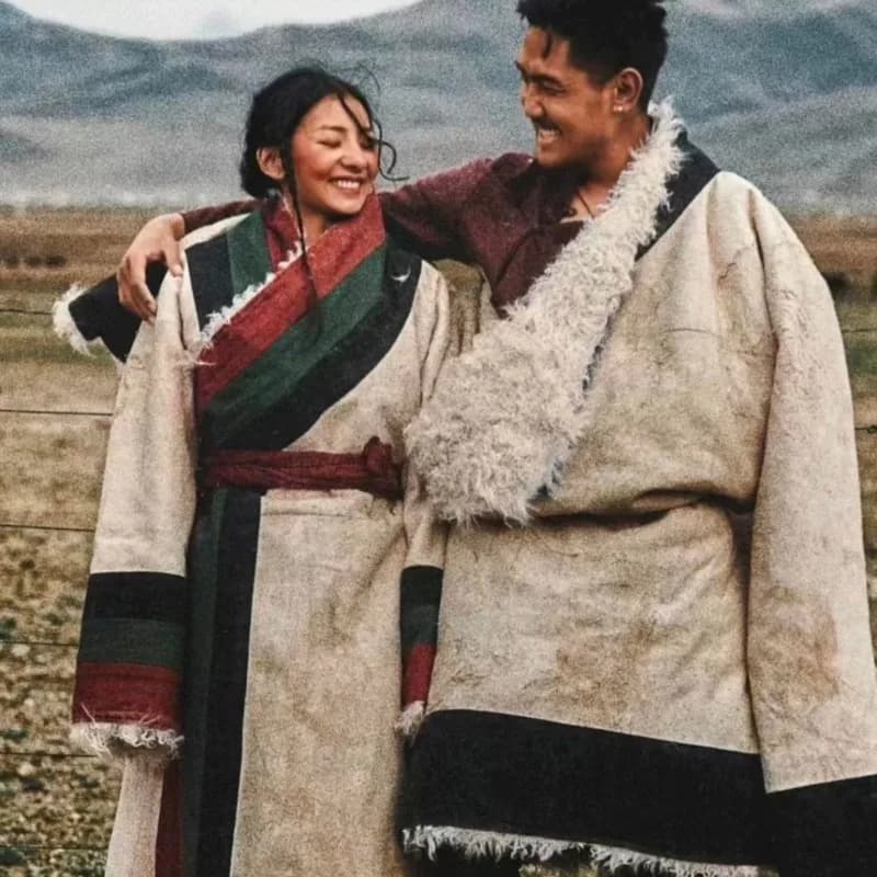 Tibetan clothing Tibetan robe Xizang warm long wool sheepskin jacket travel photography Tibetan clothing photo