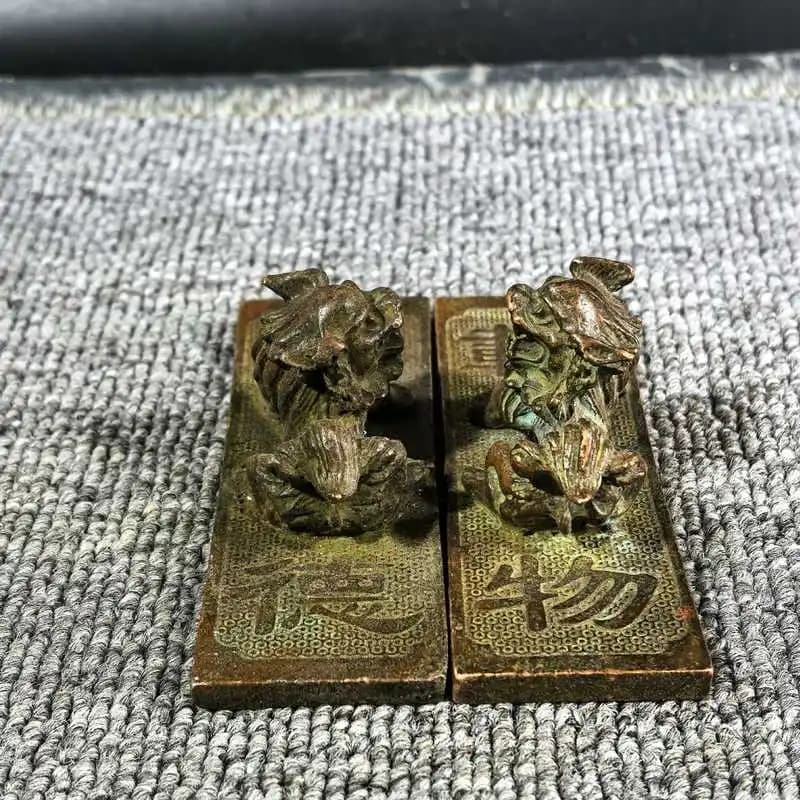 Vintage distressed brass ornament, "Thick Virtue Bears Burdens" double lion ruler, home decoration craft