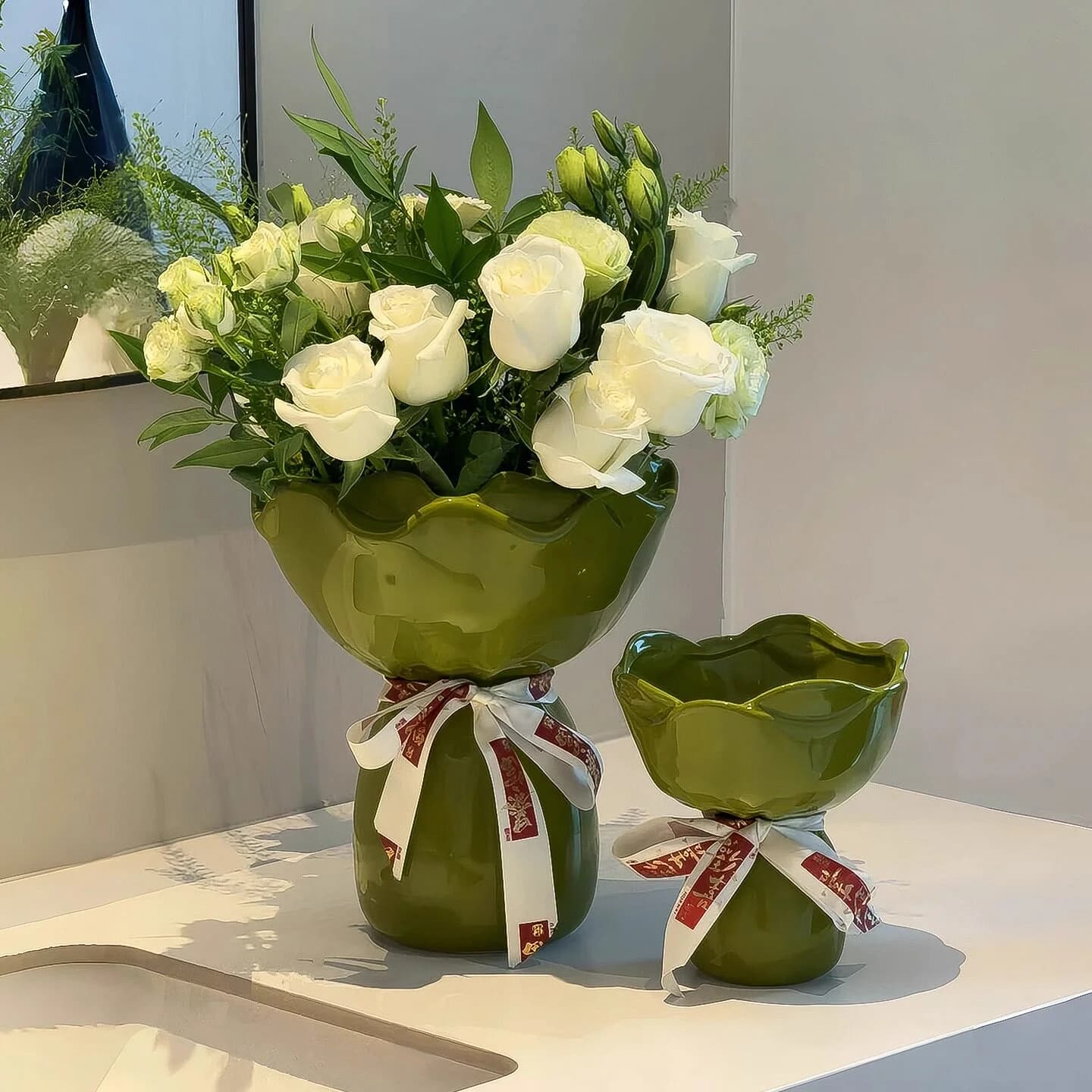 Ceramic Ribbon Bow Vase, Multicolor Wavy Edge Floral Arrangement, Tabletop Decor for Home Wedding, Housewarming Gift Ceramic