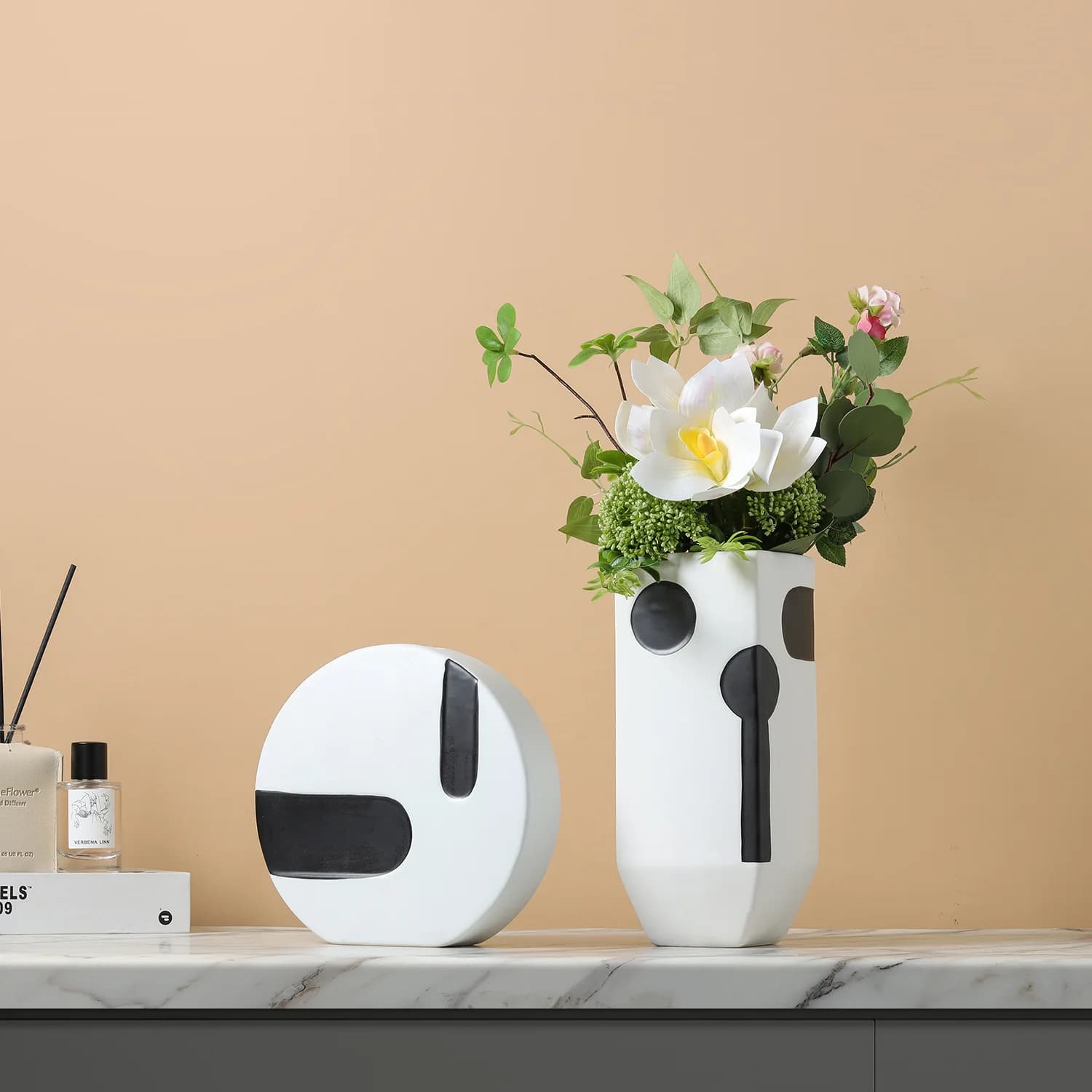 Black and white ceramic vases, flower utensils, home furnishings, living room, dining room, bedroom soft furnishings