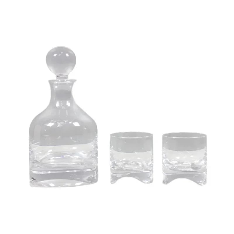 Light luxury high-end glass, red wine decanter, wine glass set, restaurant bar, hotel, homestay soft home