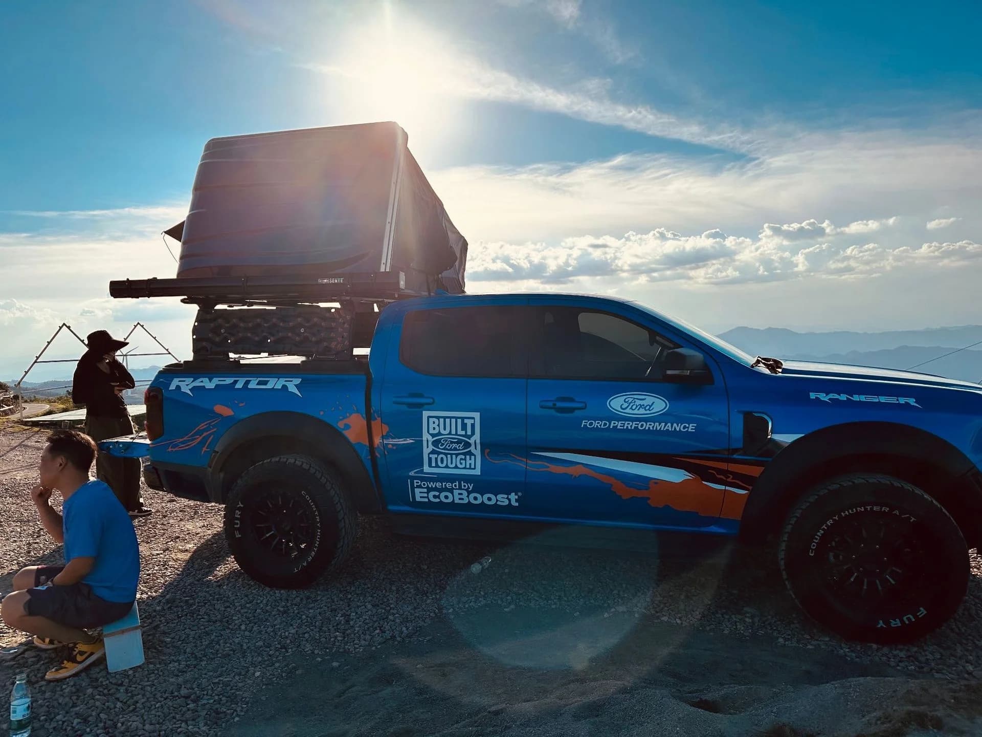Rapid-Deploy Hard Shell Roof Top Tent for SUV Camping