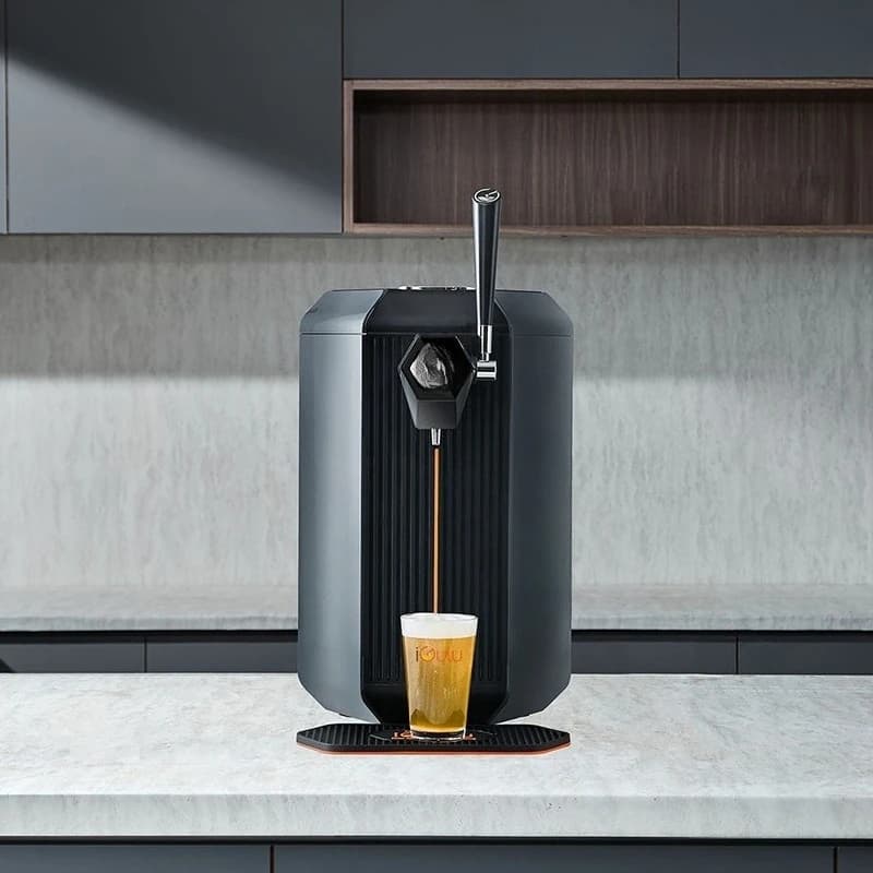 Household beer brewing machine, intelligent temperature control and pressure control fermentation refrigeration and preservation