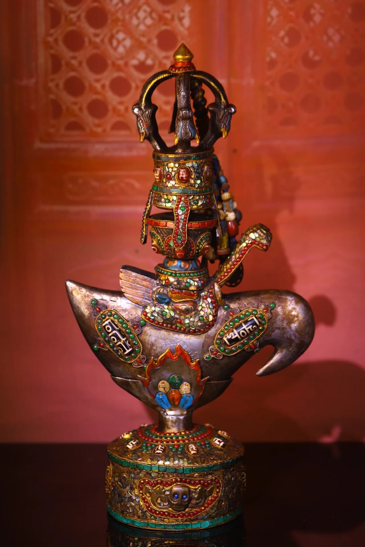 18”Tibetan Temple Collection Old Tiantie Mosaic Gem gZi Beads Shell Beast Head Vajra Phurpa Amulet Skull Base Town house