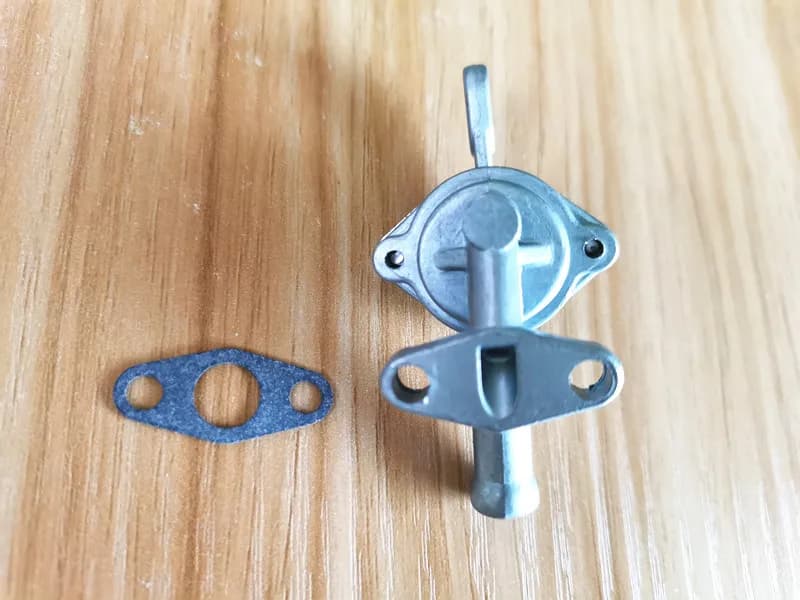 NB411 Carburetors fuel cocks with gaskets for Robins EC04 BG411  CG411 40.2CC 49CC Carburettor petcock tap carby valve trimmers