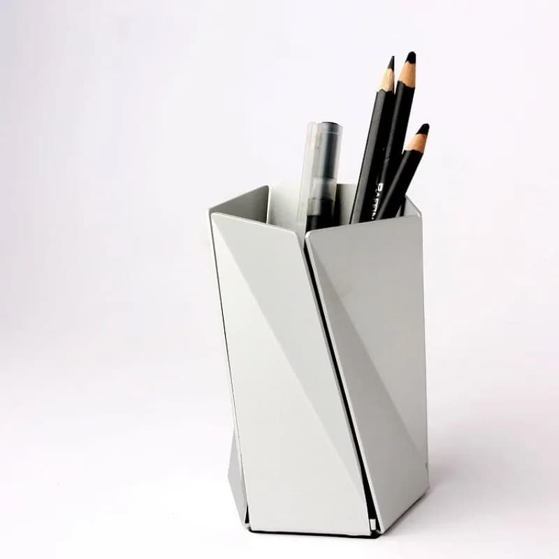 Light luxury creative twist metal pen holder, office desktop high-end art ornament, desktop storage stationery