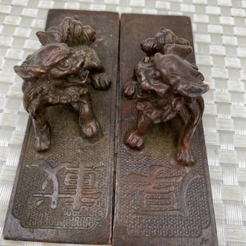 Exquisite lion-shaped with handle study and calligraphy, solid copper paperweight for office supplies, a
